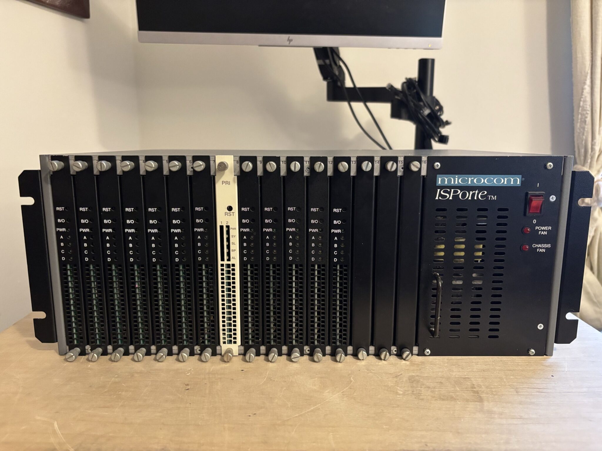 Microcom ISPorte: An Elusive Managed Modem Chassis [part 1] – Serial Port